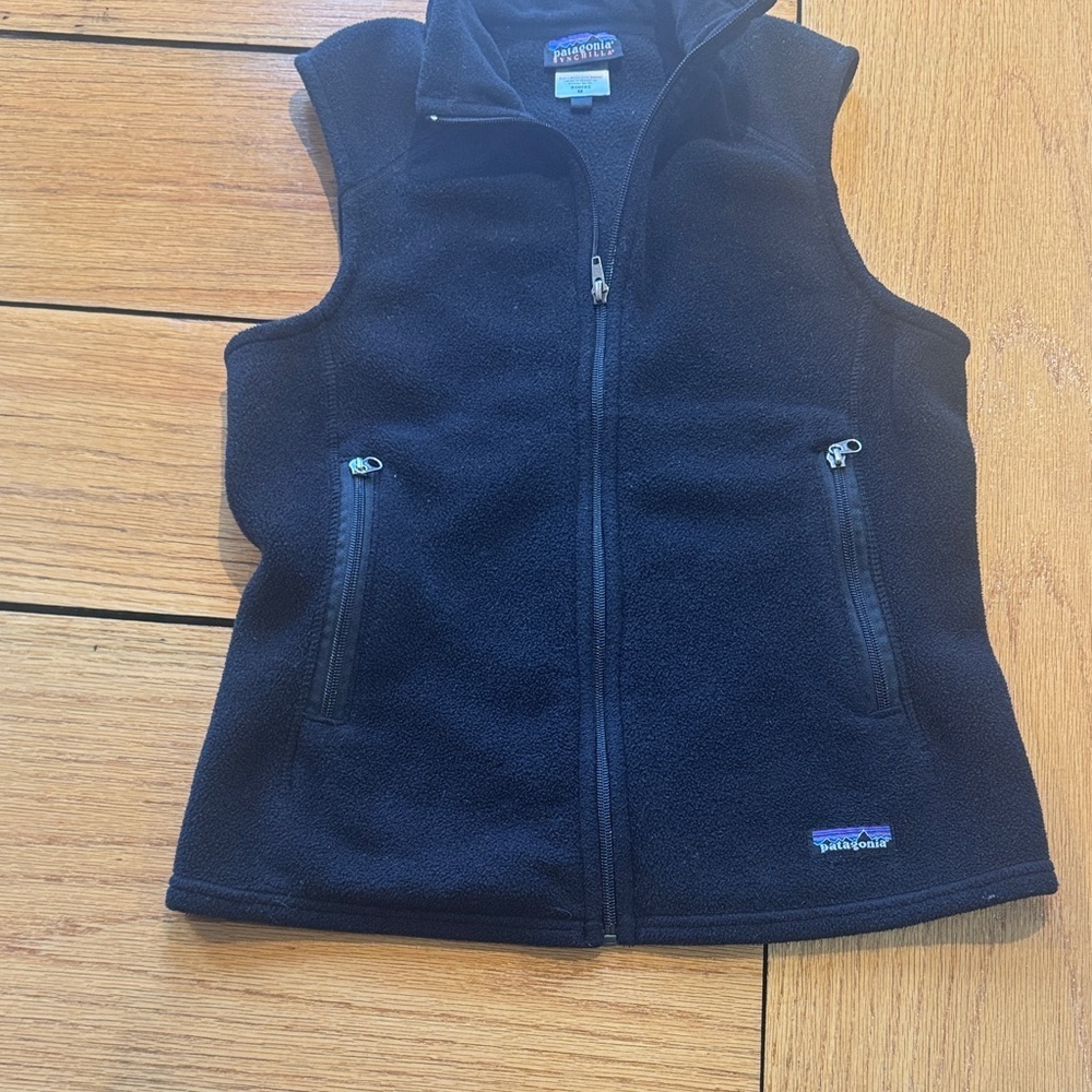 Patagonia Women's Synchilla Fleece vest - Black with Multicolor Logo